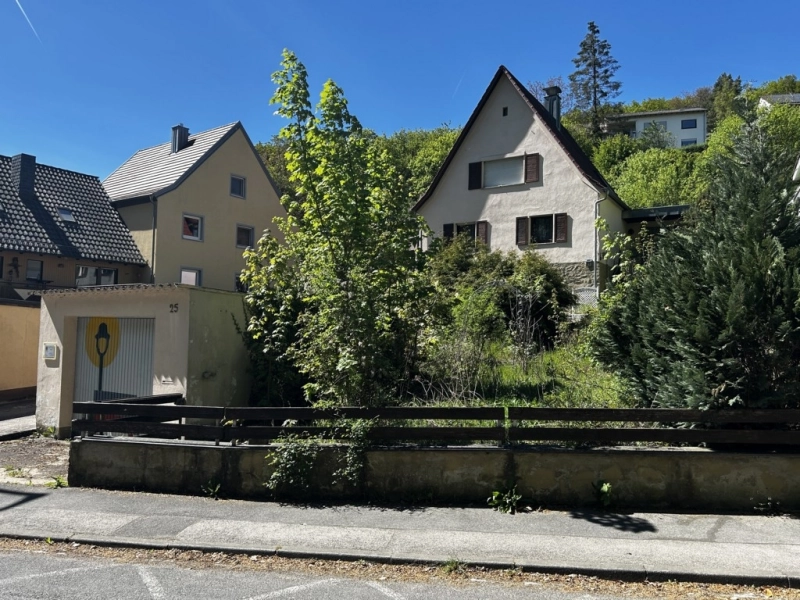 Straßenansicht mit Garage