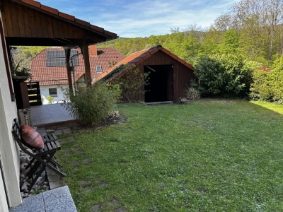 Hauseingang und Zugang Spitzboden Garage