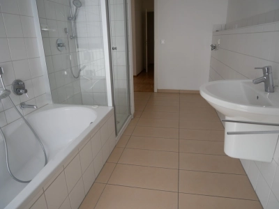und Dusche, Badewanne und Fenster