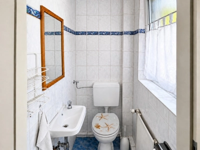 separates WC